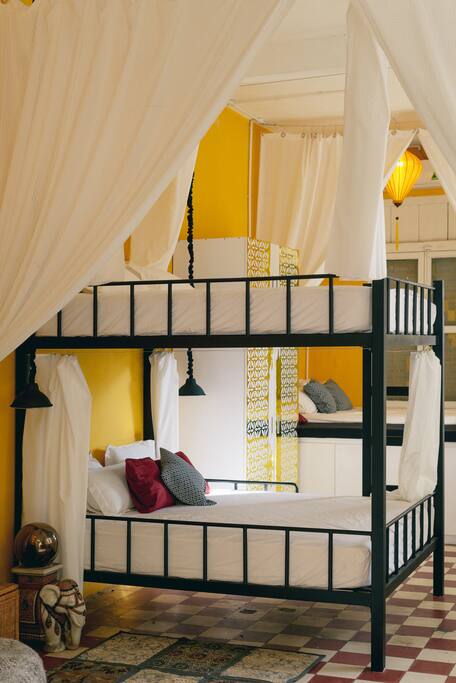 02 queen-size bed