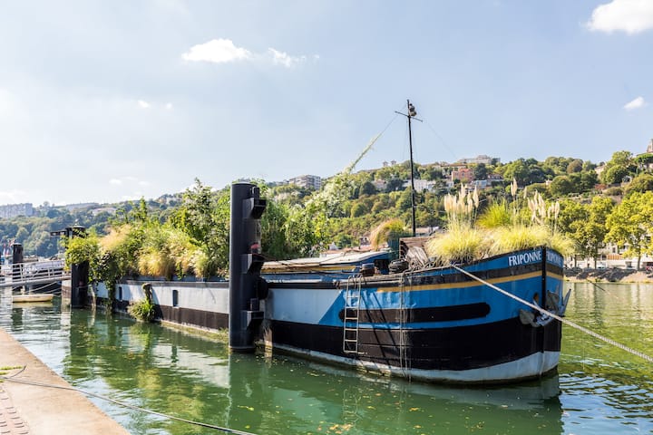 BATEAU FRIPONNE: a unique place in LYON