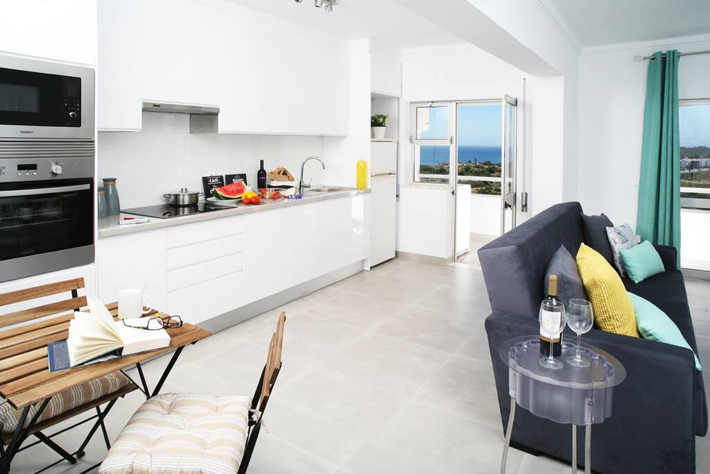 Cozinha equipada com placa, forno, micro-ondas, frigorifico, torradeira, varinha mágica e jarro aquecedor