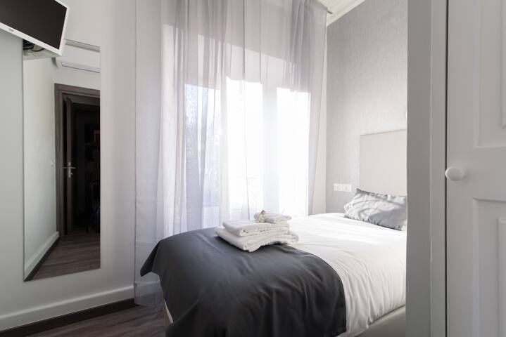 8 bedrooms apartment in front of metro station gallery image 4