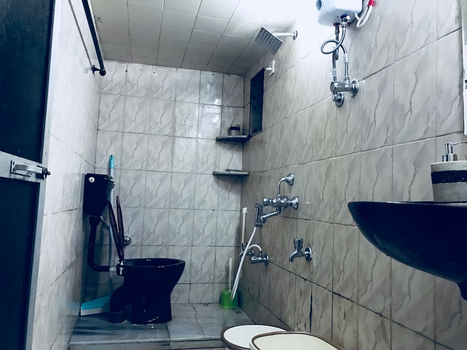 bathroom with geyser