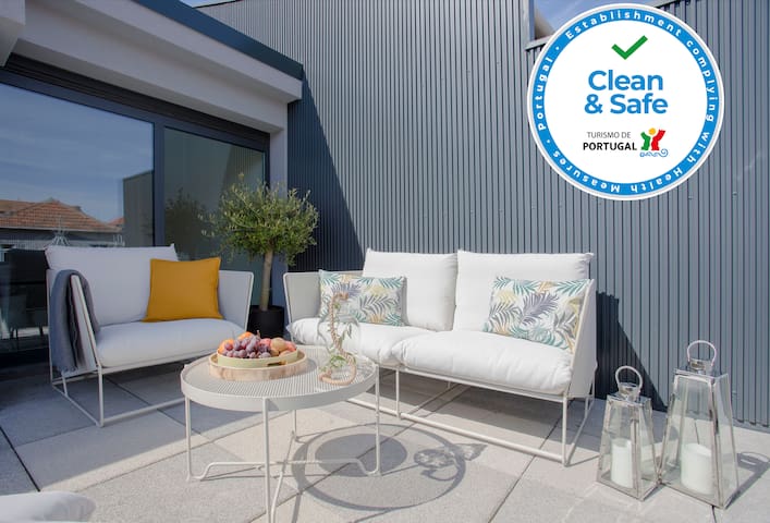 2 Fabulous apartments in a great location (12 pax)