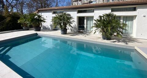 Pool house neuf, parking, wifi