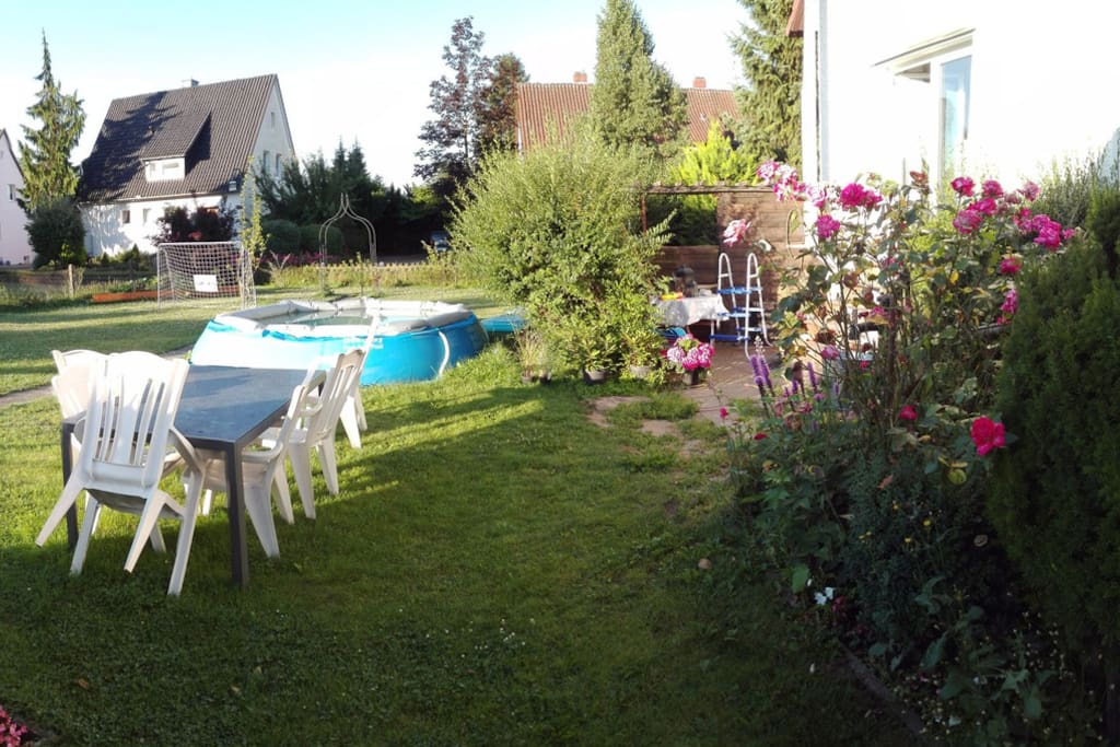 Der Garten (der Pool steht im Moment nicht)