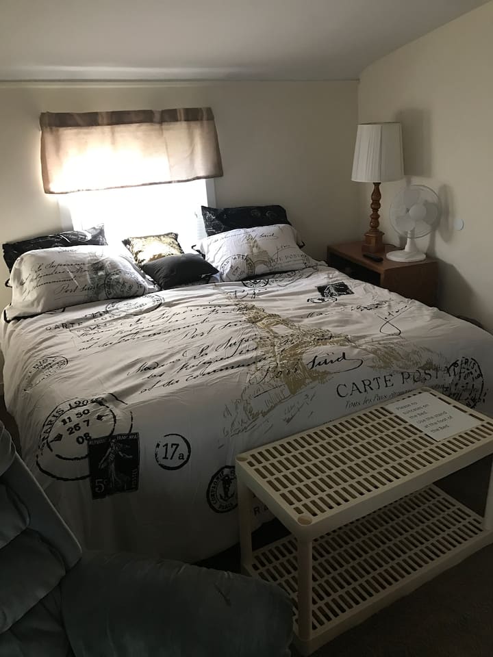 غرفة النوم الرئيسية (سرير كينج أو سريران مفردان).  يمكن دمج السريرين المزدوجين في سرير كينج.