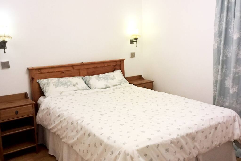 The bedroom is spacious and newly decorated, it overlooks our garden. It is adjacent to the Garden Room. The two rooms come together as a beautiful guest suite.