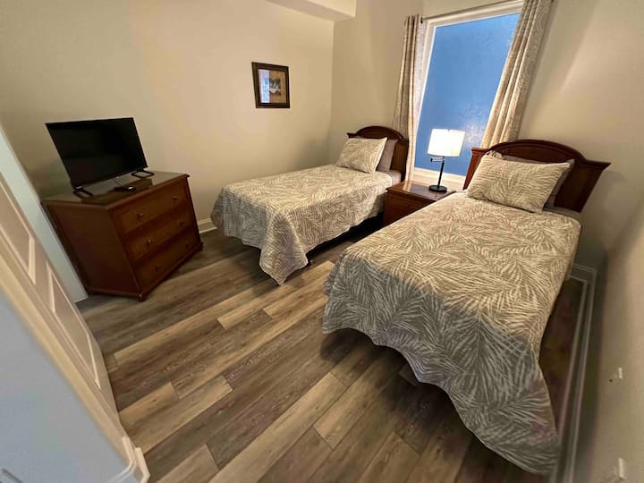 第二间卧室的两张单人床是2023年7月全新的床垫（ 80英寸）。 如您所见，我们提供智能电视（ Fire电视）。