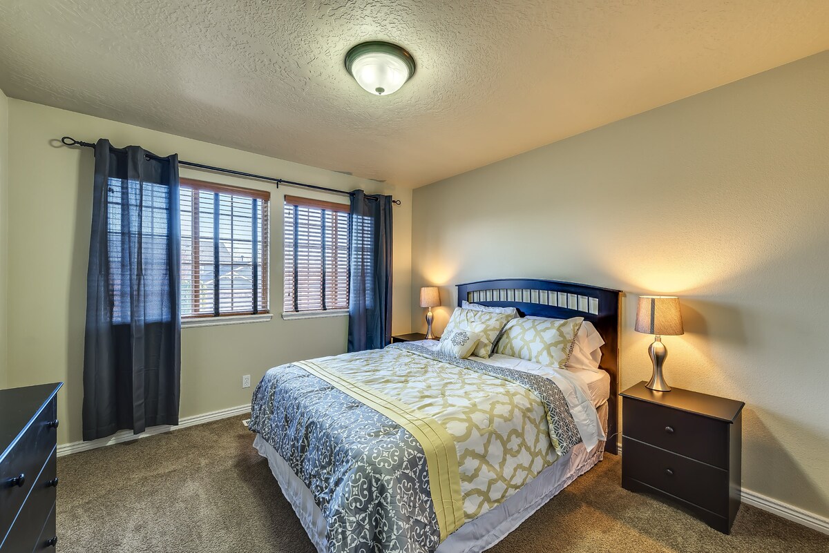 Სტუმრების საძინებელი №1. ფანჯარა აღმოსავლეთისკენაა მიმართული. Საძინებელში არის ორი ტუმბო ფართო უჯრით, დიდი კომოდი სარკით და კარადა უამრავი სათავსოთი.