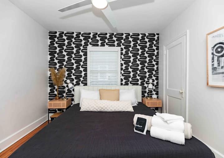 Disfruta de una cómoda noche de sueño en la cama tamaño king (Dormitorio 1).