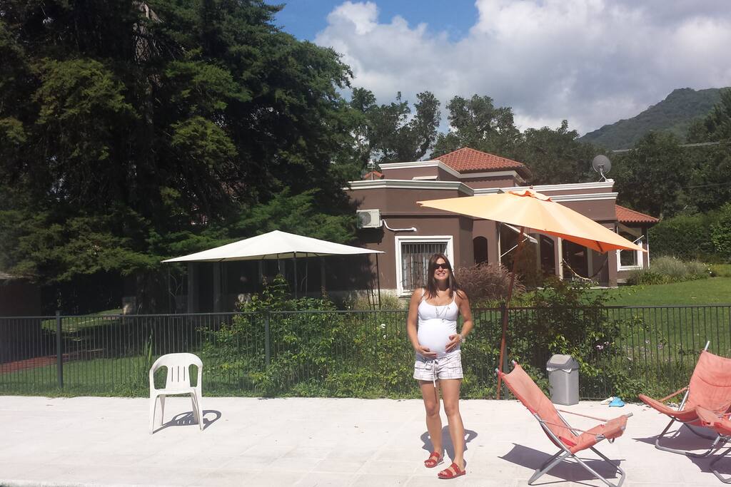 Piscina, casa y quincho con parilla, horno de barro, disco, horno pizzero y freezer.