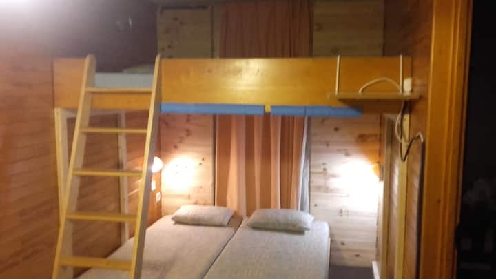 Ახალი ამაღლებული დიდი ორადგილიანი საწოლი ! ქვედა საწოლები შეიძლება იყოს 2 ერთადგილიანი ან დაწყობილი, მეორე ორადგილიანი საწოლის გასაკეთებლად 