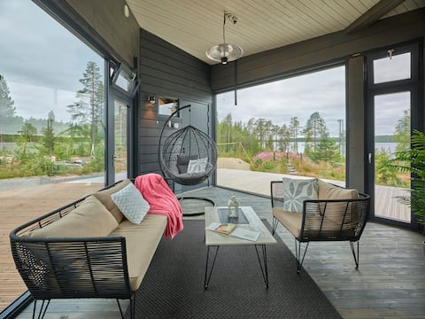 Villa on the shore of a wilderness lake in Taivalkoski