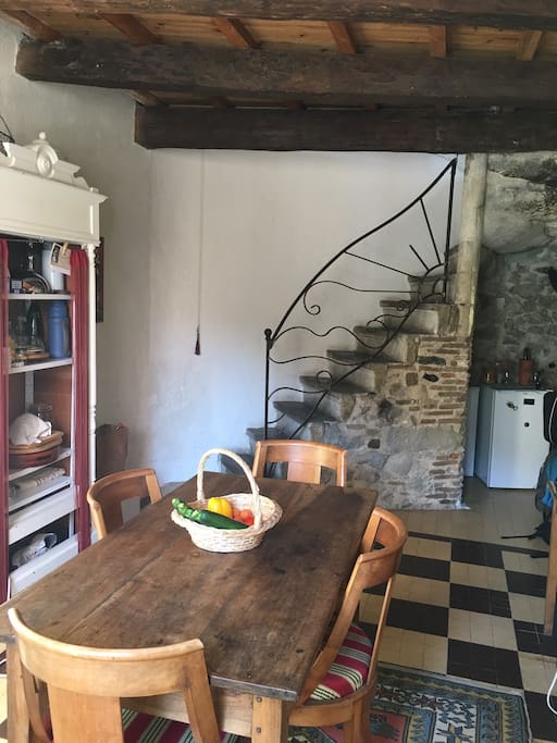 Vue de la cuisine, très vieil escalier en pierres