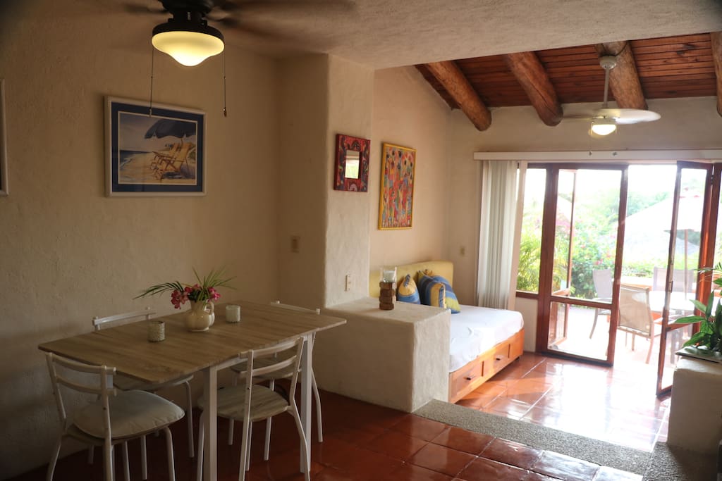 Comedor y espacio de estar integrado a la terraza