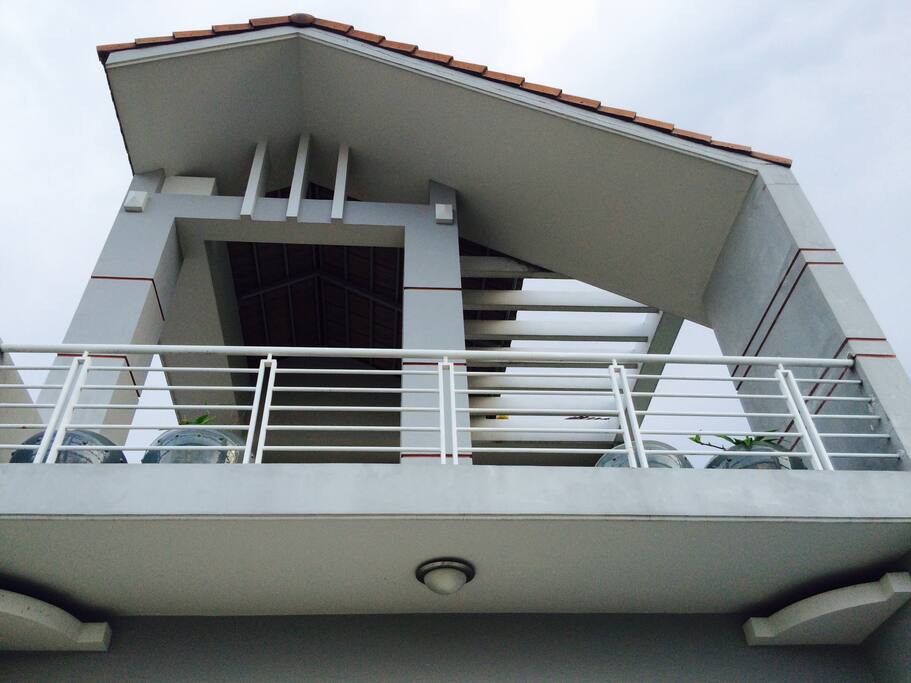 Front of the house: rooftop part