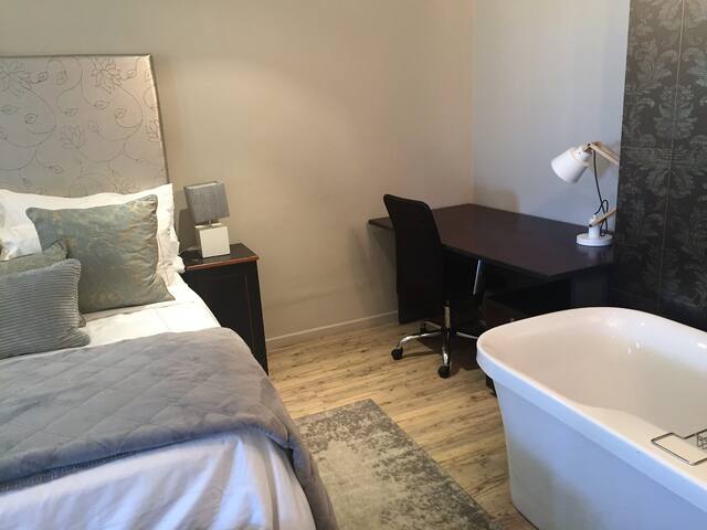 Entire Floor with 3 bedrooms gallery image 4