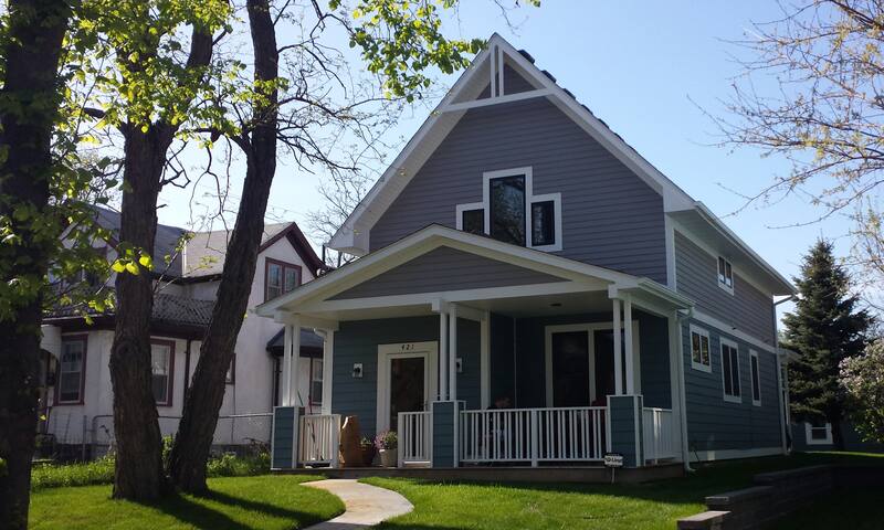 Near Downtown/Stadiums, Gorgeous Newly Built Home