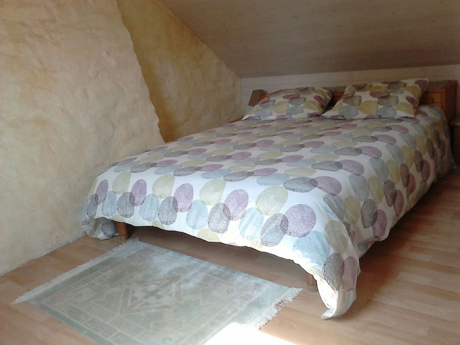 à l'étage: une chambre...