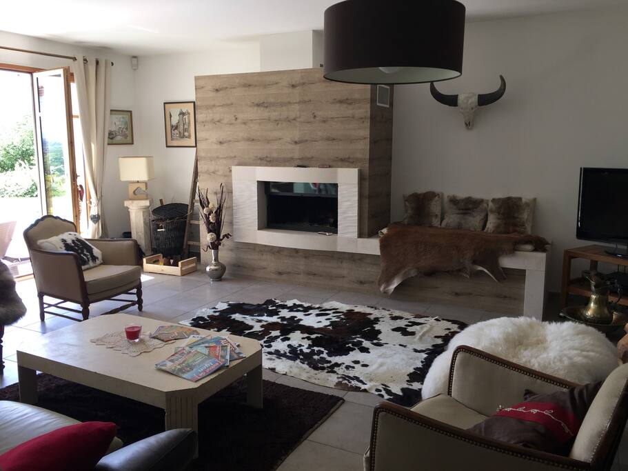 Salon avec cheminée