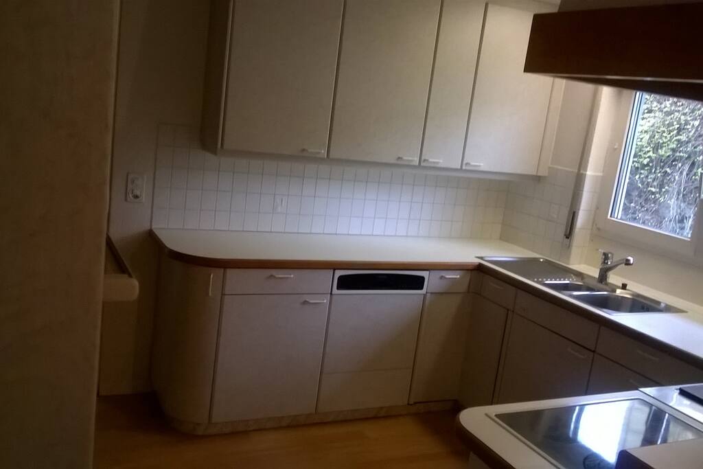 Küche mit Backofen/Microwellen/Kombi, Geschirrspüler, neuem Kühlschrank, Wasserkocher, Kaffeemaschine, Toaster u.v.a.m.