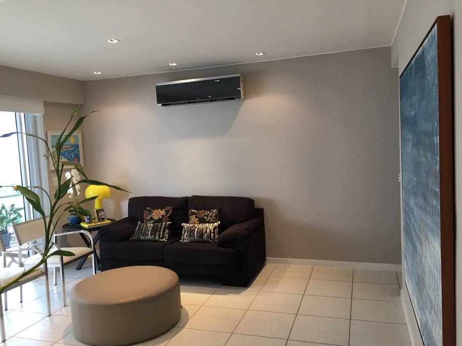 Sala TV com living sofá 02 lugares, 02 cadeiras e mesa de centro