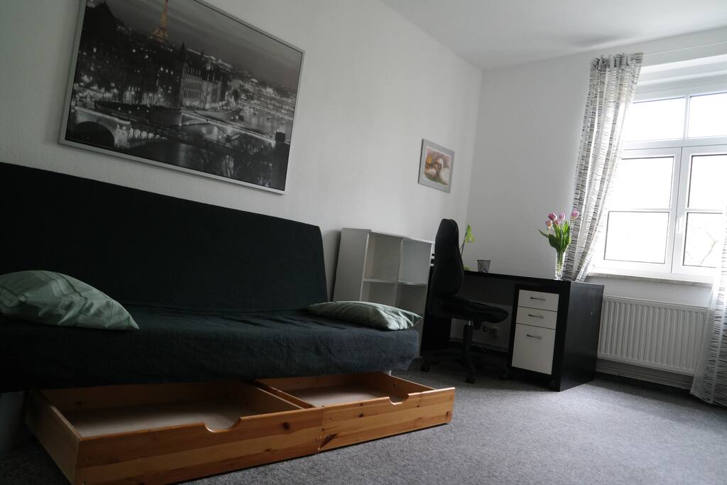 Alternativ kannst du das Bett für den Tag auch als Couch verwenden.