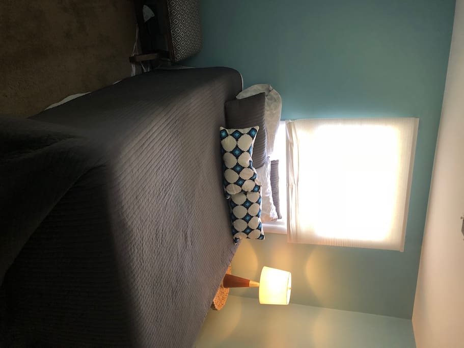 Bed room w/ queen bed