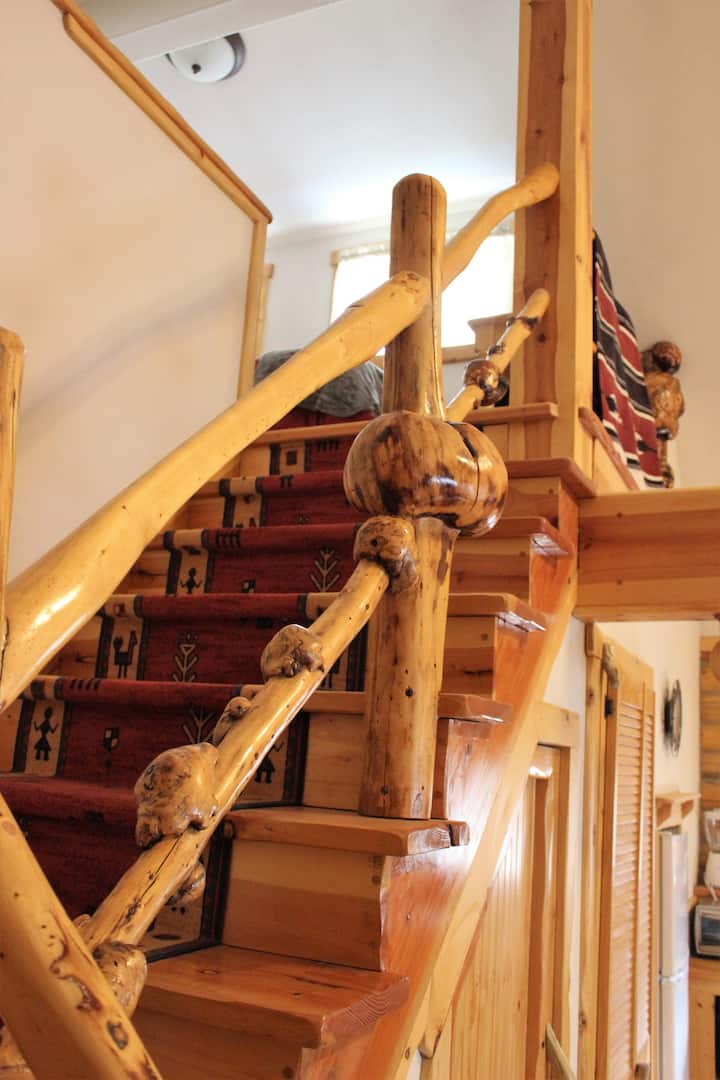 Საძინებელ ლოფტამდე მისასვლელი კიბეები