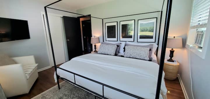 第二间卧室配备加大双人床。 醒来，欣赏令人惊叹的美景