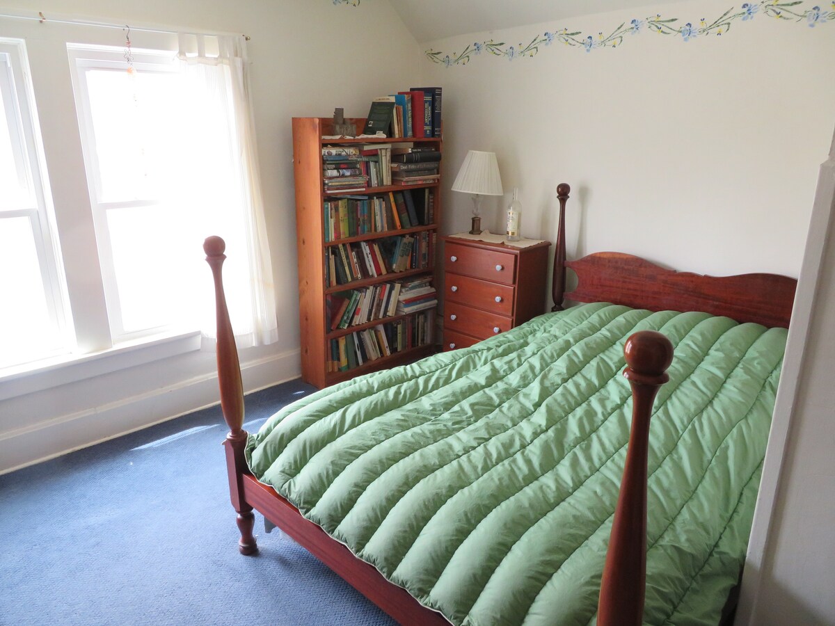 Თქვენი საძინებელი. ბაბუაჩემმა მაჰოგანის ოთხპოსტიანი საწოლი ააშენა. 