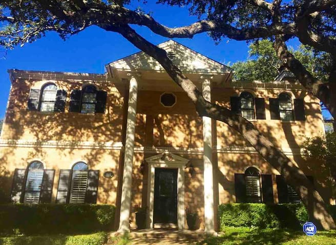 4/3 Lux Hm w/pool 3mls to Dwntwn SXSW *LOCATION*