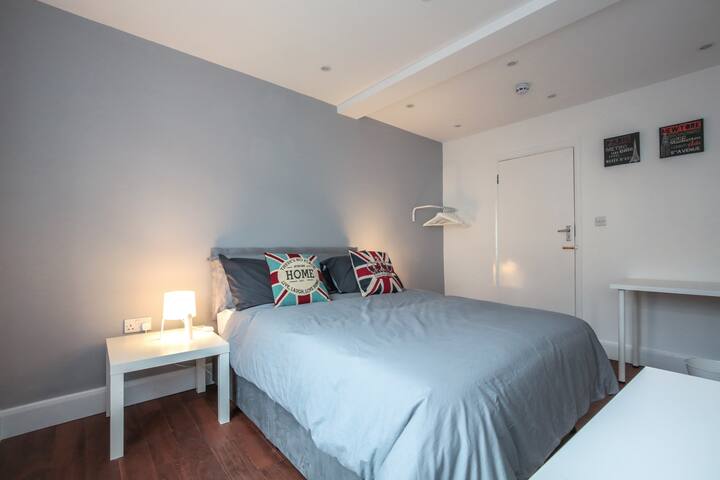 UK STAYS AND EXPERIENCES managed Airbnb listing 1