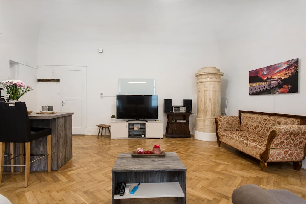 A view of the residence where the baroque style and minimalism are mixed is unforgettable. We also have a huge Big LCD - Smart TV.