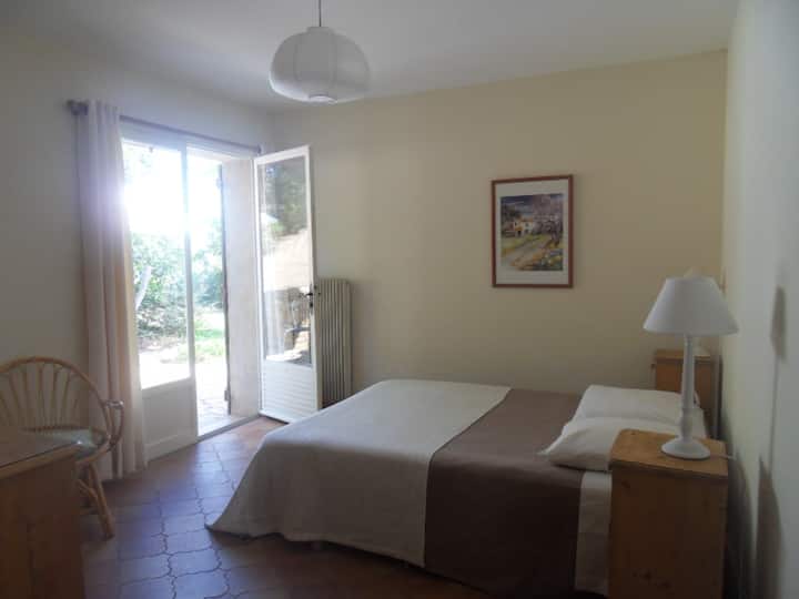 חדר שינה 5 עם חדר רחצה המשקיף למרפסת