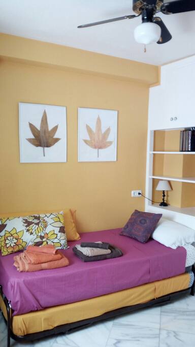 Habitación con ropa de verano