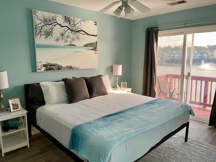 主卧配有2米宽双人床，可俯瞰湖景。  喜欢在床上度过一个慵懒的早晨。 