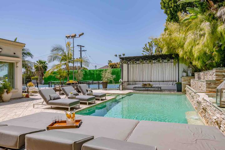 Walk to Rodeo Drive from a Palatial Villa in Beverly Hills gallery image 3