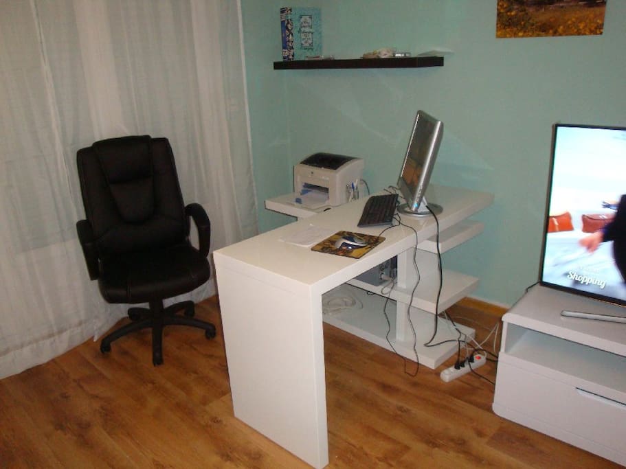 Bureau avec PC, imprimante et accès internet