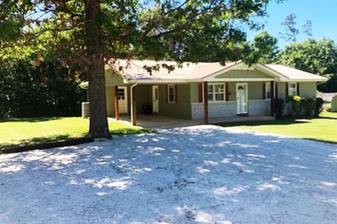 Trout Homestay;  Sleeps 8; 1 mile to Montauk Park