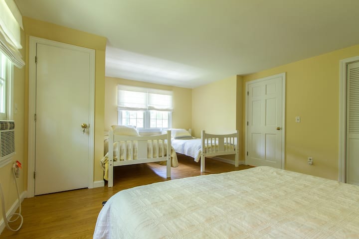 Izba č.3, dve dvojčatá a manželská posteľ.