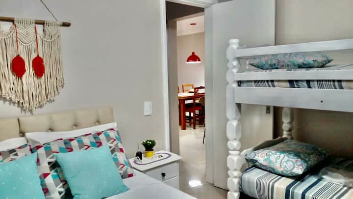 1 cama de casal e uma cama beliche