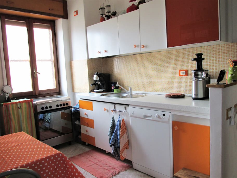 Cucina con fornelli a gas, forno elettrico, lavastoviglie, macchina per il caffè e estrattore di succhi