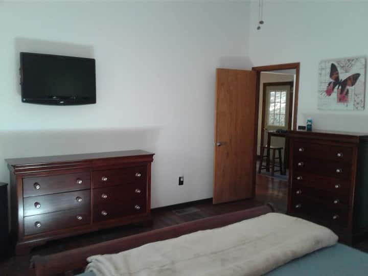 Televisión y tocadores en el dormitorio