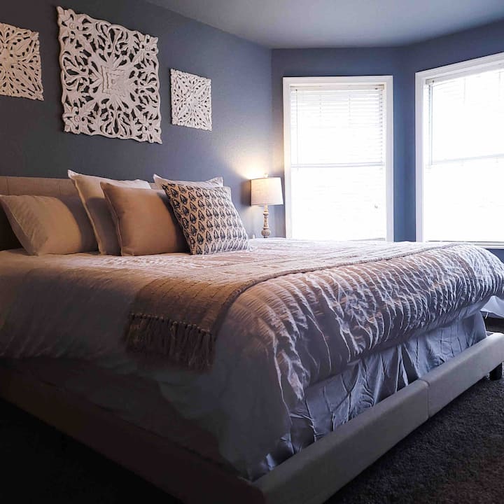 Luxurious king room with excellent linens! Your escape away from home!