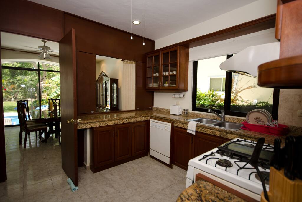 Cocina equipada mármol y madera