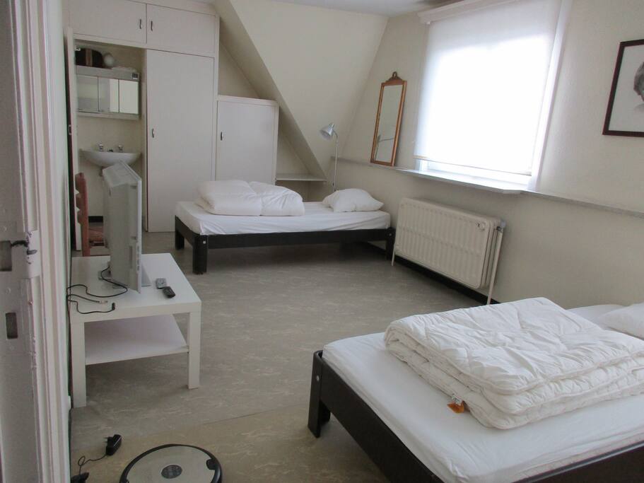 bedroom 2 : 2 single beds