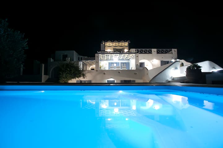 Beach Front, Brilliant Villa, sleeps 15, Cyclades gallery image 4