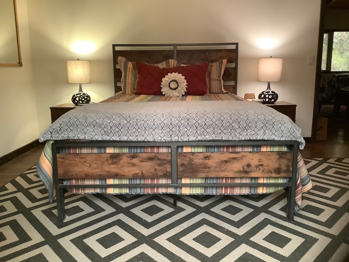 Задна спална соба, брачен кревет (широк 180-220 Поплочен двор. Посебен влез во бањата.