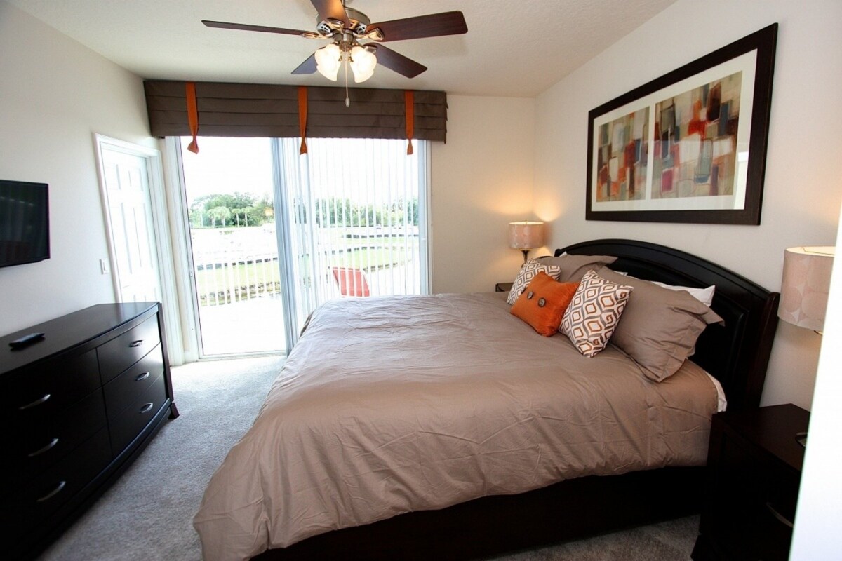 غرفة نوم رئيسية مع شرفة