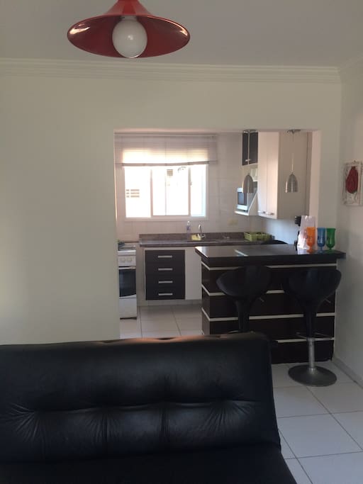 Vista da sala para cozinha